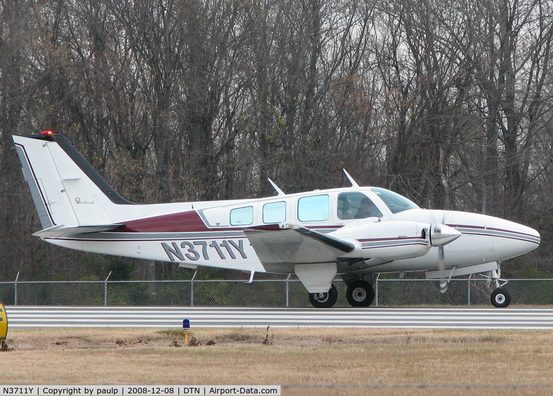 N3711Y, 1977 Beech 58 Baron C/N TH-828, Taking off from Downtown Shreveport.