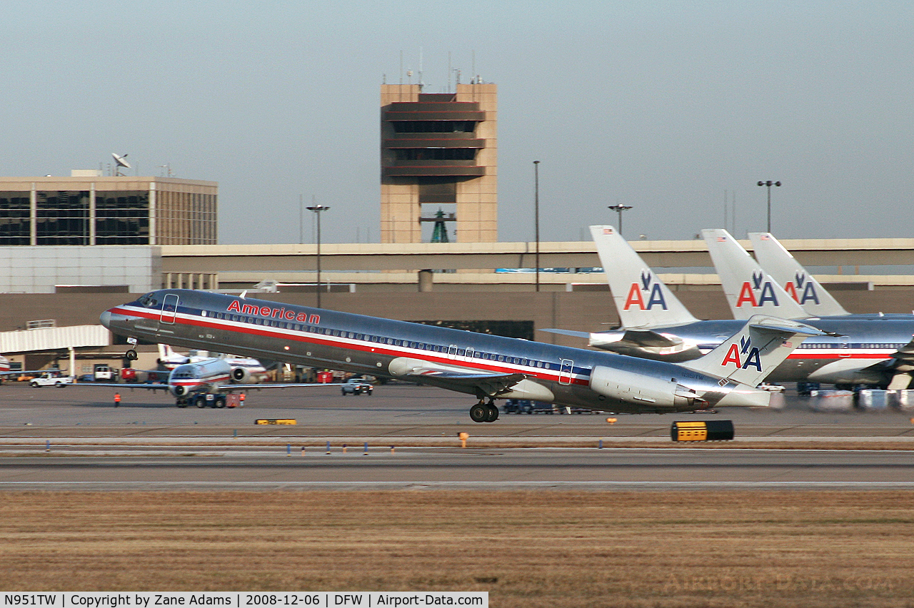N951TW, 1996 McDonnell Douglas MD-83 (DC-9-83) C/N 53470, American Airlines MD-80 departing DFW