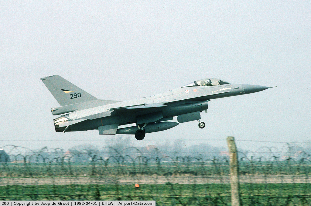 290, 1978 General Dynamics F-16A Fighting Falcon C/N 6K-19, touch down at Leeuwarden