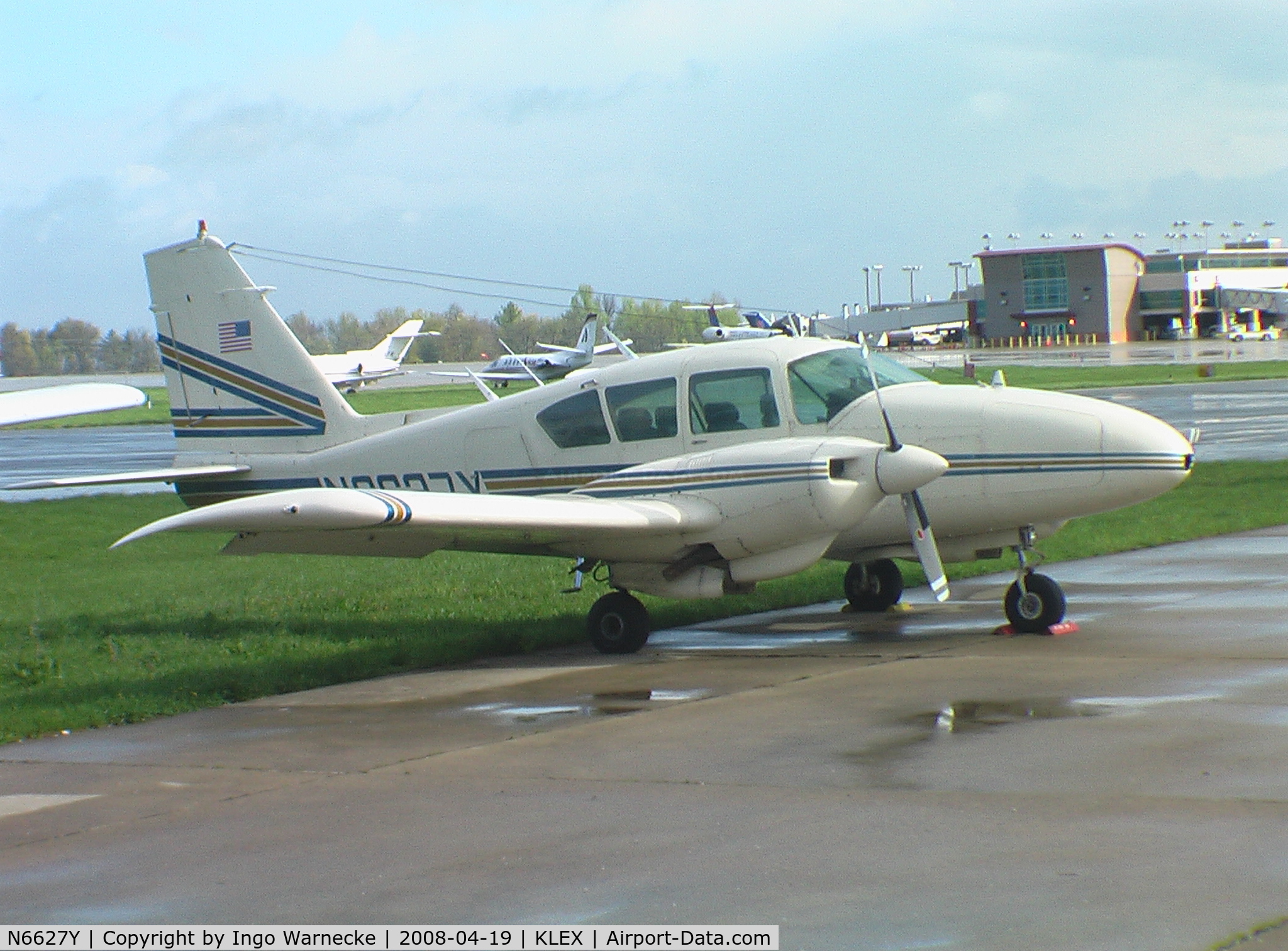 N6627Y, 1969 Piper PA-23-250 C/N 27-4399, Piper PA-23-250 Aztec F at Lexington Blue Grass Airport