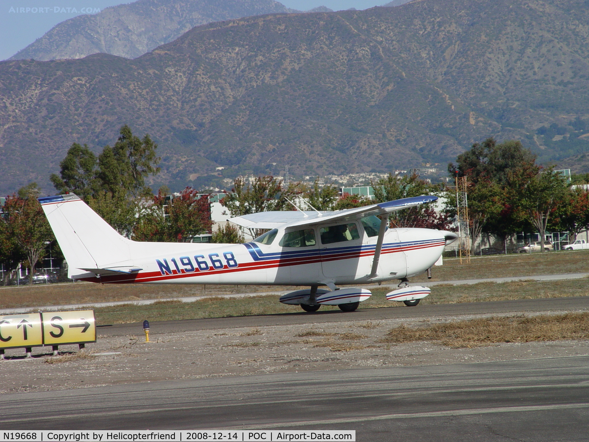 N19668, 1972 Cessna 172L C/N 17260651, Taxiing for take off at Brackett