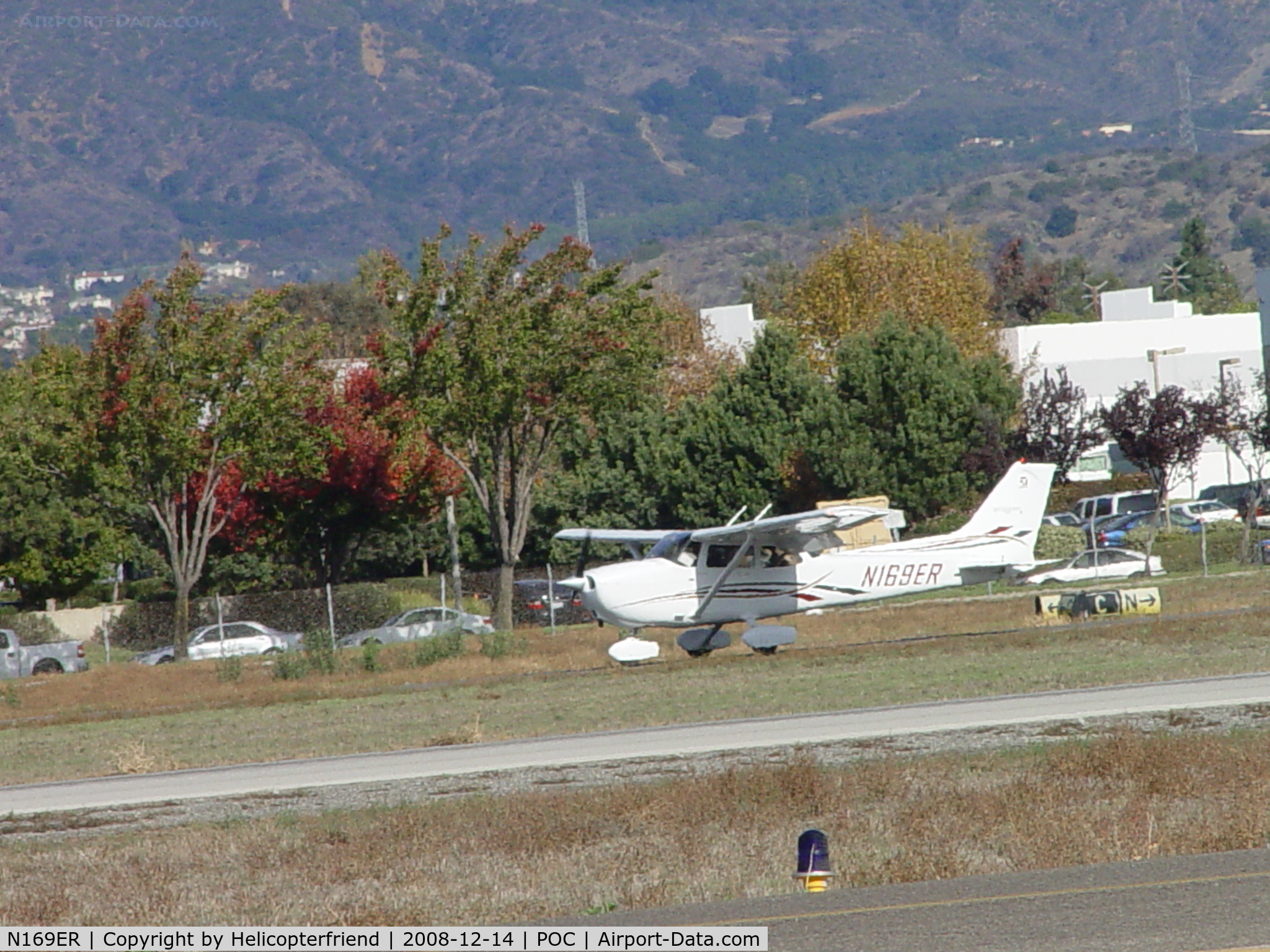 N169ER, 2006 Cessna 172S C/N 172S10416, Rolling out