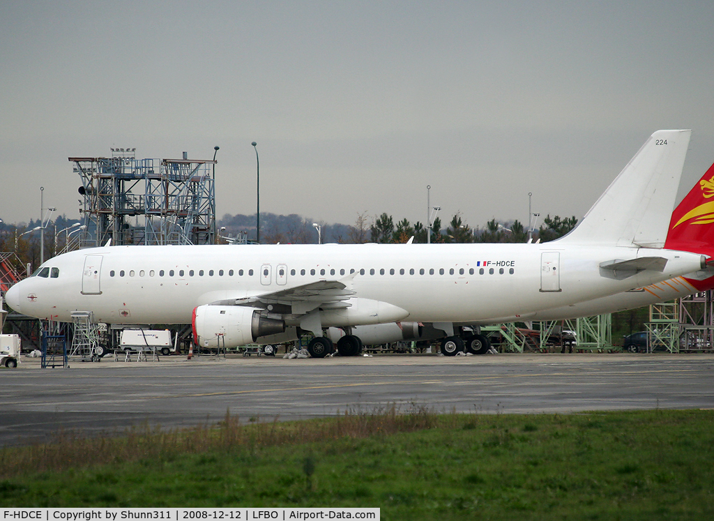 F-HDCE, 1992 Airbus A320-211 C/N 311, Parked at Air France facility in all white c/s after lease...
