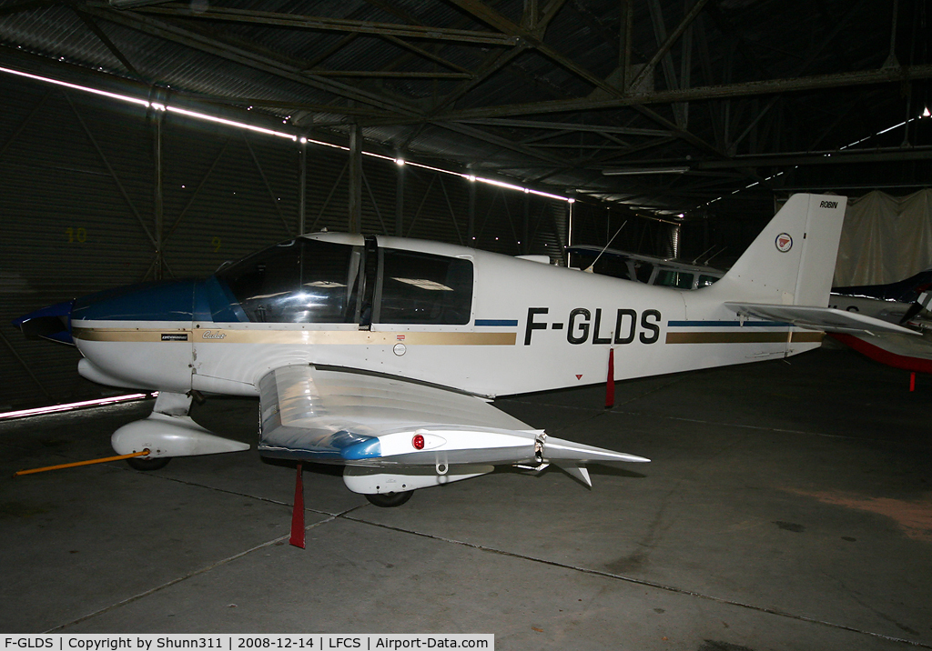 F-GLDS, Robin DR-400-100 Cadet C/N 2101, Parked inside Airclub's hangar...