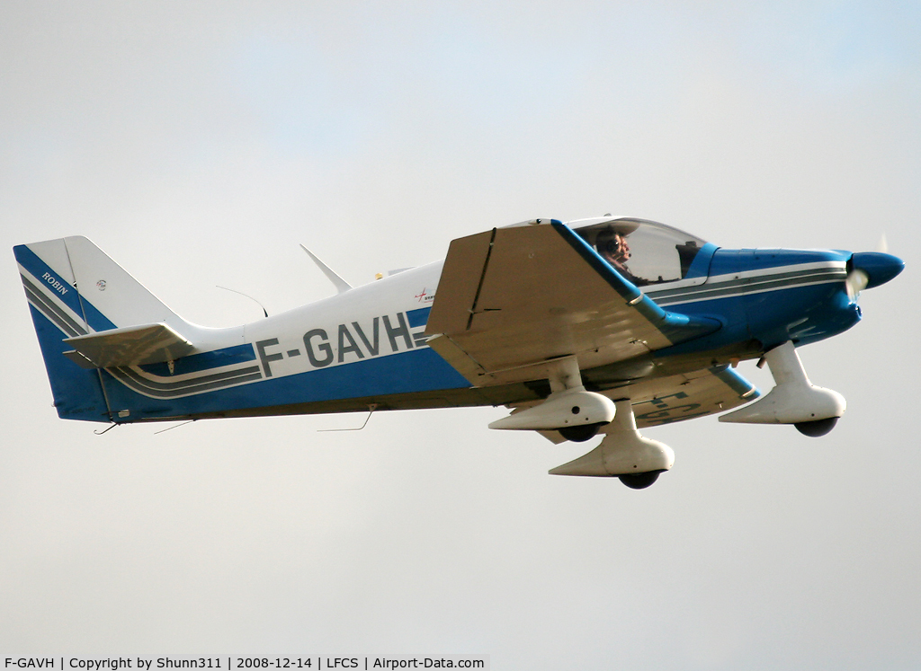 F-GAVH, Robin DR-400-160 Chevalier C/N 1262, On take off...