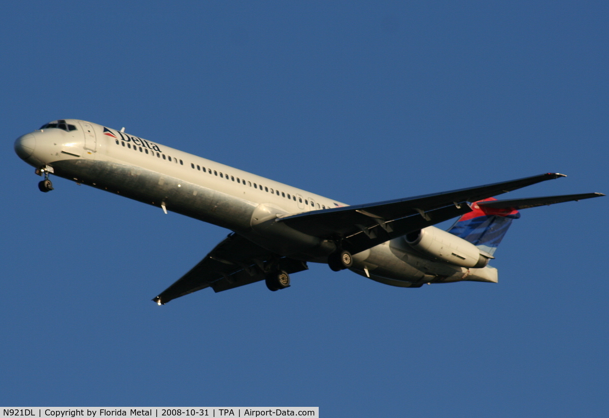 N921DL, 1988 McDonnell Douglas MD-88 C/N 49645, Delta MD-88