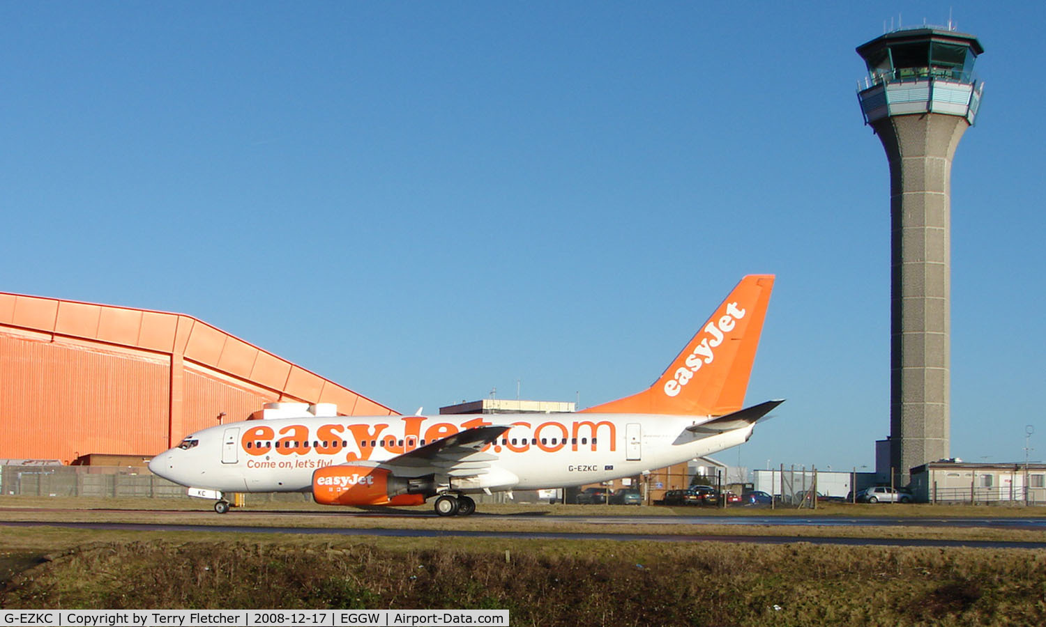 G-EZKC, 2004 Boeing 737-73V C/N 32424, Easyjet B737 taxies in on a cold clear Luton day