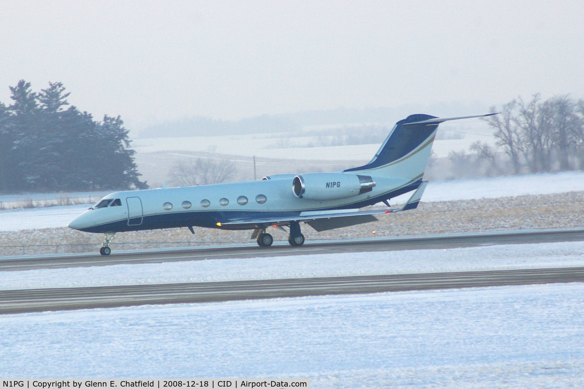 N1PG, 1999 Gulfstream Aerospace G-IV C/N 1374, Landing roll-out on Runway 9, very early in the morning