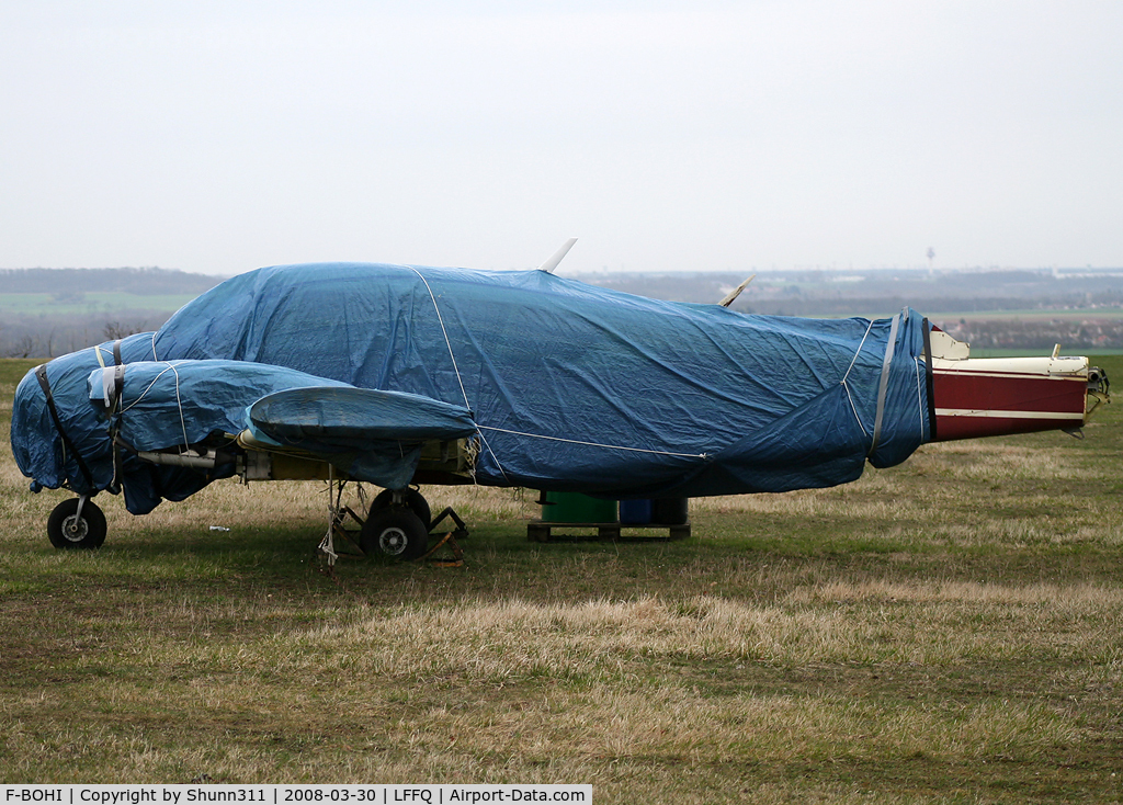 F-BOHI, Piper PA-23-250 Aztec C/N 27319, Stored at this airfield...