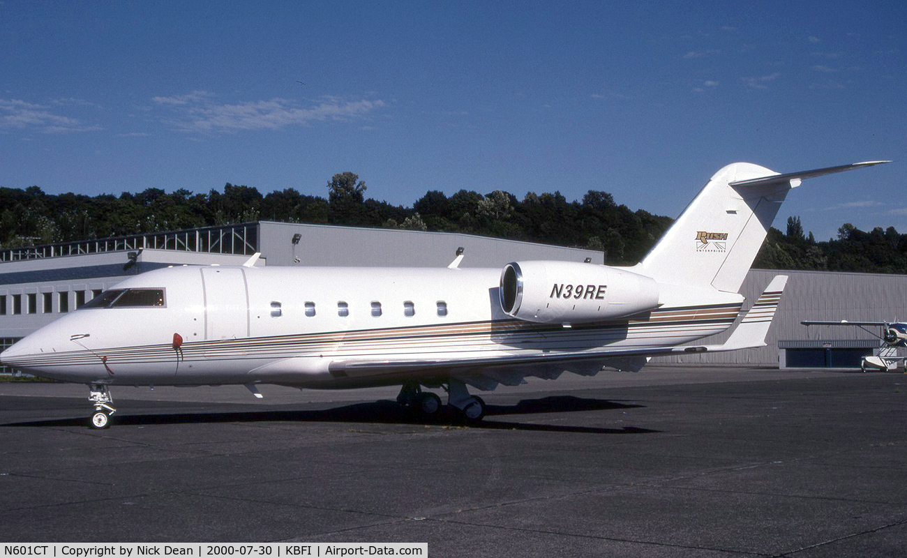 N601CT, Canadair Challenger 600 (CL-600-1A11) C/N 1049, KBFI (N39RE seen here carried by a CL600 C/N 1049 is now being carried by a CL601 the aircraft shown is now registered N601CT as posted)