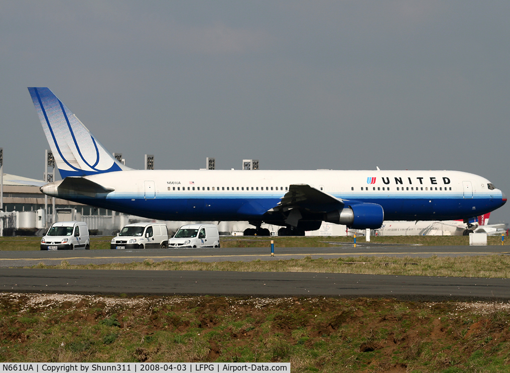 N661UA, 1993 Boeing 767-322 C/N 27158, Rolling for departure...