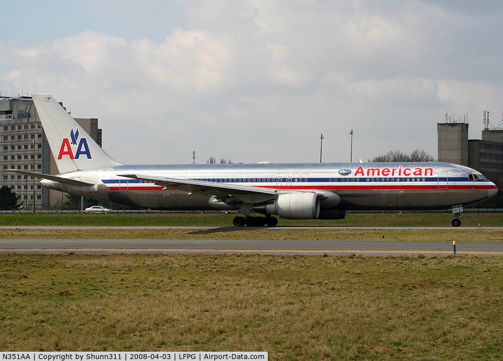 N351AA, 1988 Boeing 767-323 C/N 24032, Passing on parallels runways