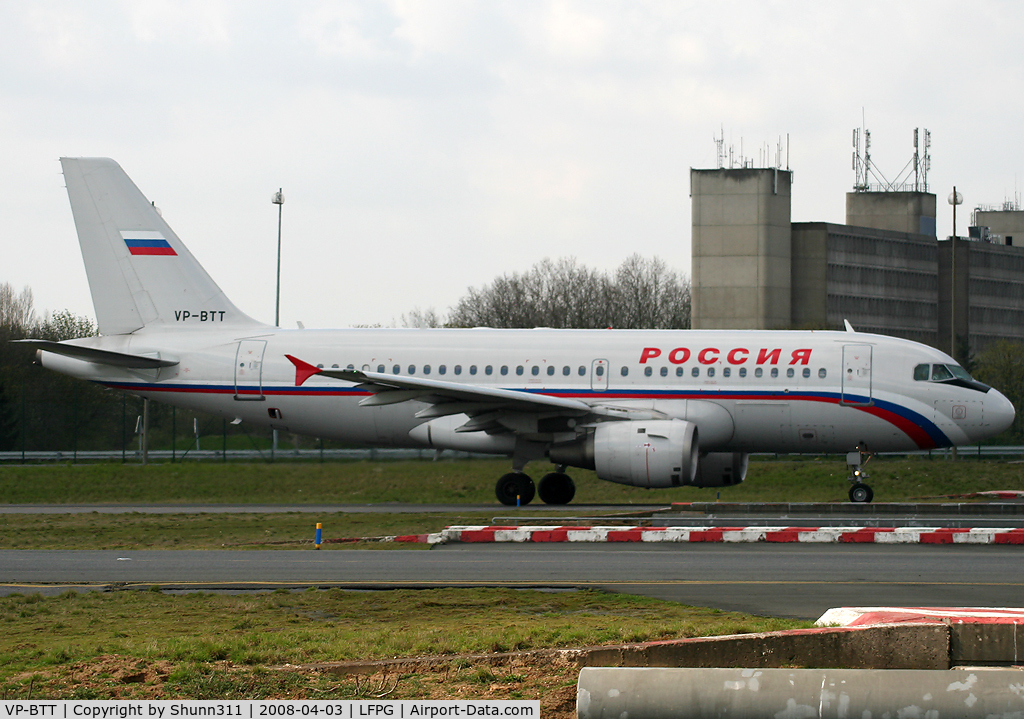 VP-BTT, 2000 Airbus A319-114 C/N 1167, Passing on parallels runways