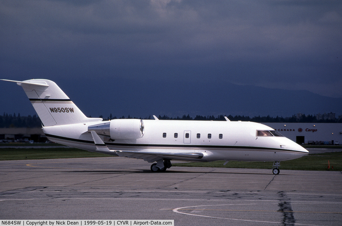 N684SW, 1988 Canadair Challenger 604 (CL-600-2B16) C/N 5032, CYVR (Safeway Stores Challenger registered N950SW is now carrying N684SW as posted)