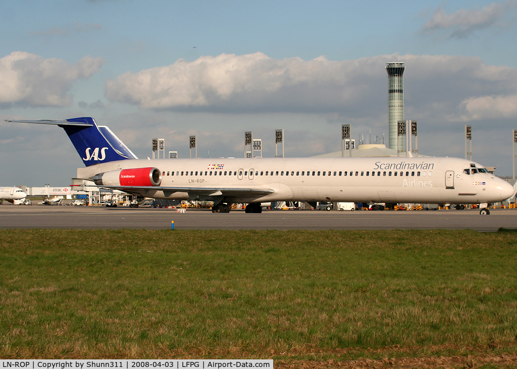 LN-ROP, 1985 McDonnell Douglas MD-82 (DC-9-82) C/N 49384, Rolling to the gate...