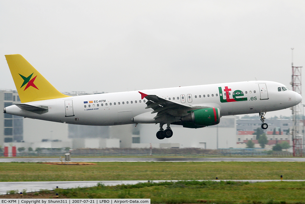 EC-KFM, 1989 Airbus A320-212 C/N 88, Landing rwy 32R