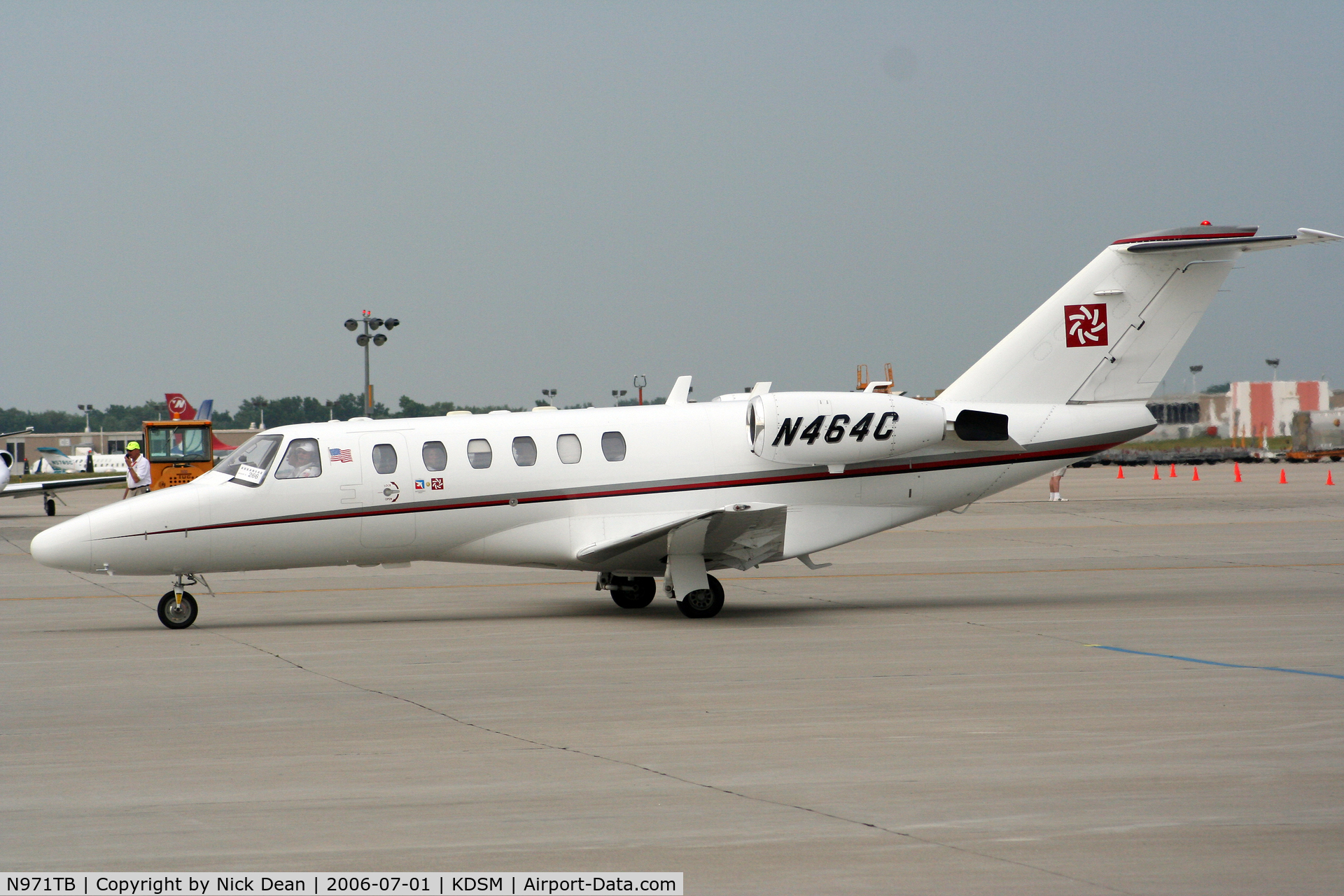 N971TB, Cessna 525A CitationJet CJ2 C/N 525A0111, KDSM (Seen here at the Special Olympics Citation lift as N464C this airframe is now registered N971TB as posted)