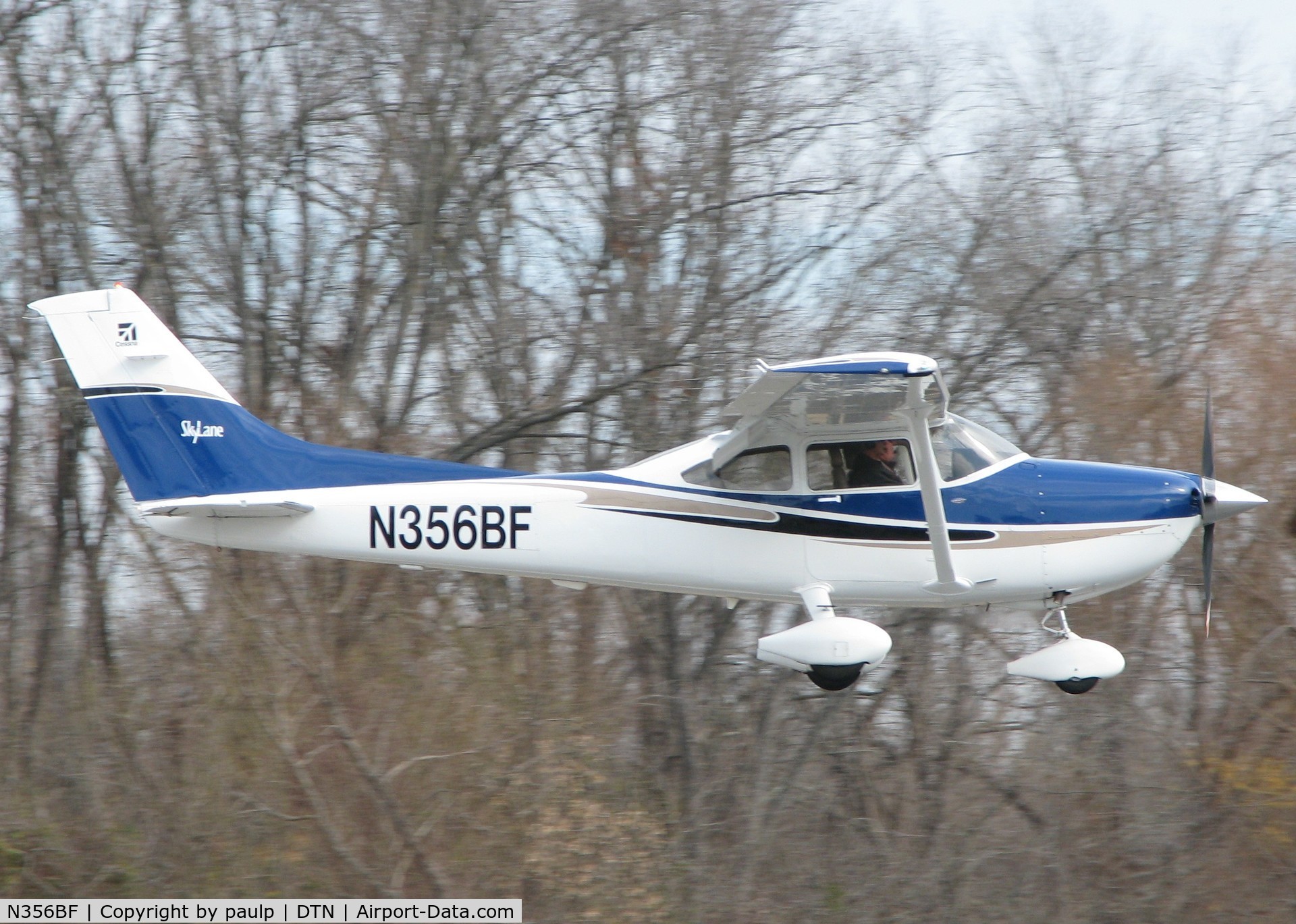 N356BF, 2004 Cessna 182T Skylane C/N 18281392, Landing at Downtown Shreveport.