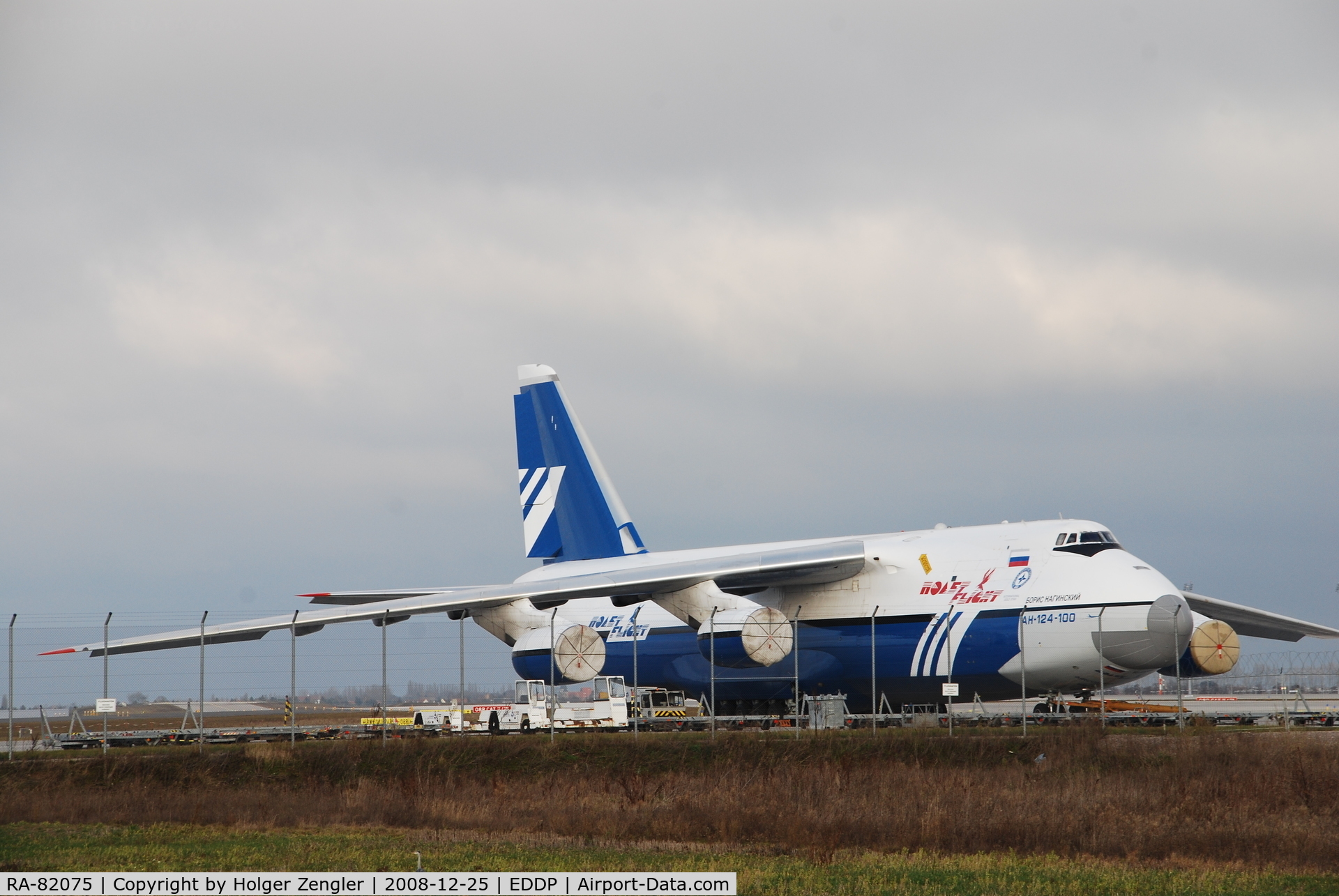 RA-82075, 1994 Antonov An-124-100 Ruslan C/N 9773053459147, Christmas rest