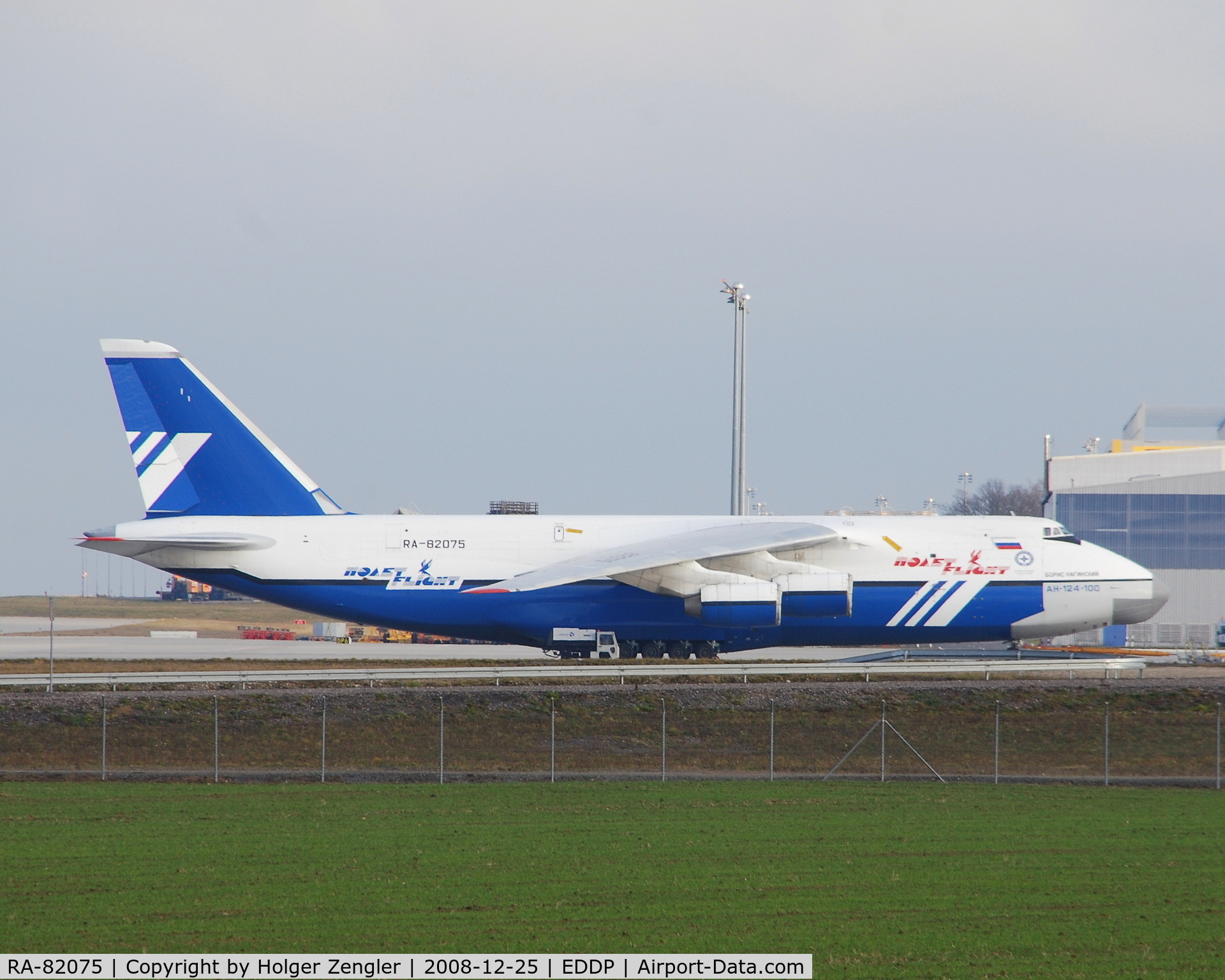 RA-82075, 1994 Antonov An-124-100 Ruslan C/N 9773053459147, Christmas rest 3