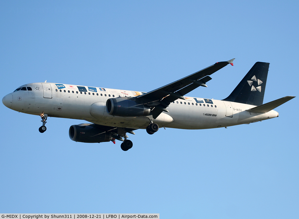 G-MIDX, 2000 Airbus A320-232 C/N 1177, Landing rwy 32L with old Star Alliance c/s