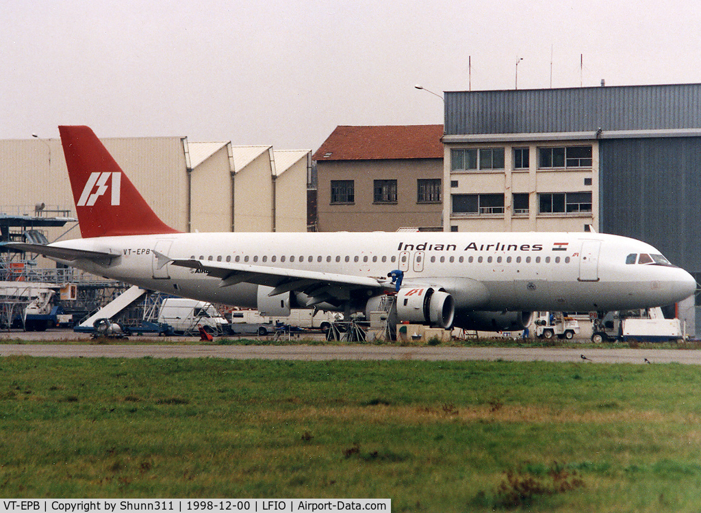VT-EPB, 1989 Airbus A320-231 C/N 045, On maintenance at Air France facility...