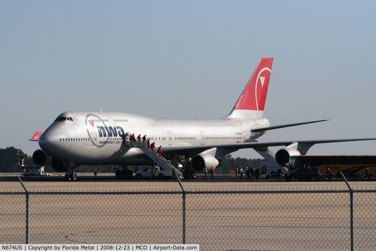 N674US, 1999 Boeing 747-451 C/N 30269, University of Wisconsin Badger football team exiting Northwest 747