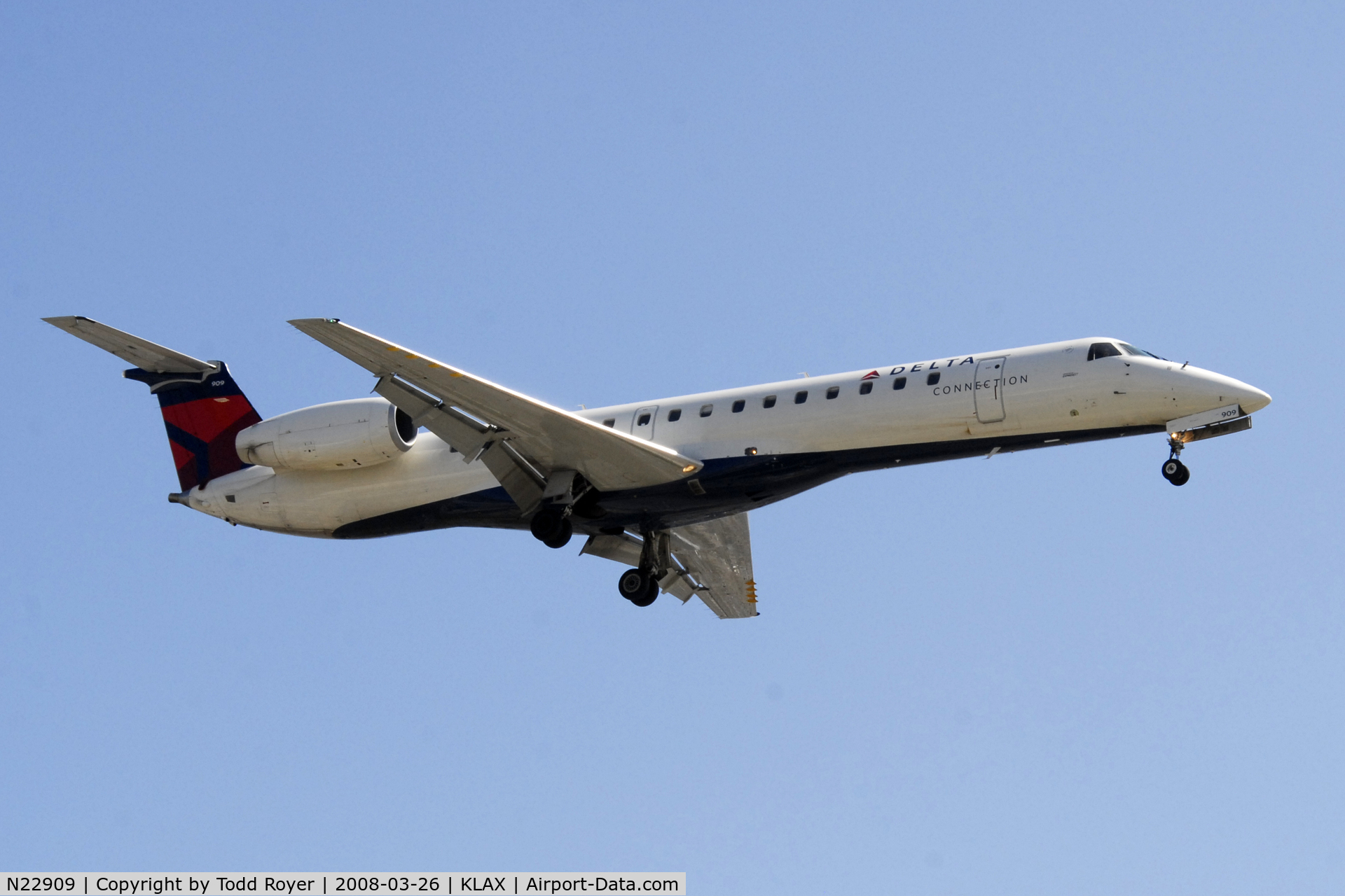 N22909, 2001 Embraer ERJ-145LR (EMB-145LR) C/N 145459, Landing 24R at LAX