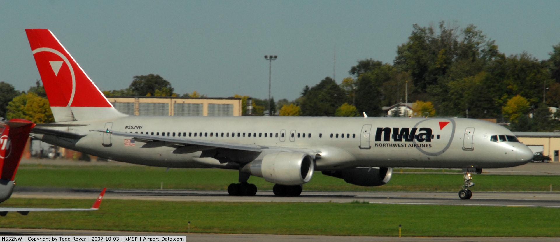 N552NW, 2001 Boeing 757-251 C/N 26499, Departing MSP on 12L