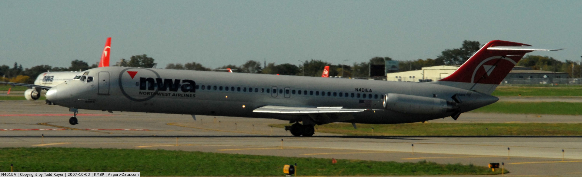 N401EA, 1975 Douglas DC-9-51 C/N 47682, Landing Runway 22 at MSP