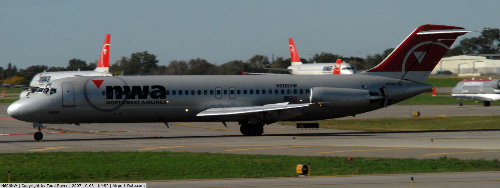 N606NW, 1968 Douglas DC-9-32 C/N 47225, Landing Runway 22 at MSP