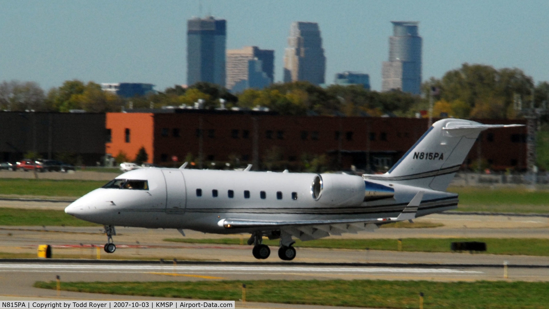 N815PA, 2001 Bombardier Challenger 604 (CL-600-2B16) C/N 5511, Landing Runway 22 at MSP