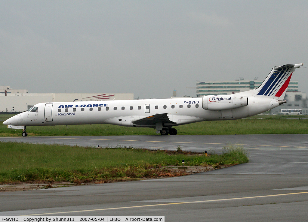 F-GVHD, 1999 Embraer ERJ-145LR (EMB-145LR) C/N 145178, Rolling holding point rwy 32L for departure...