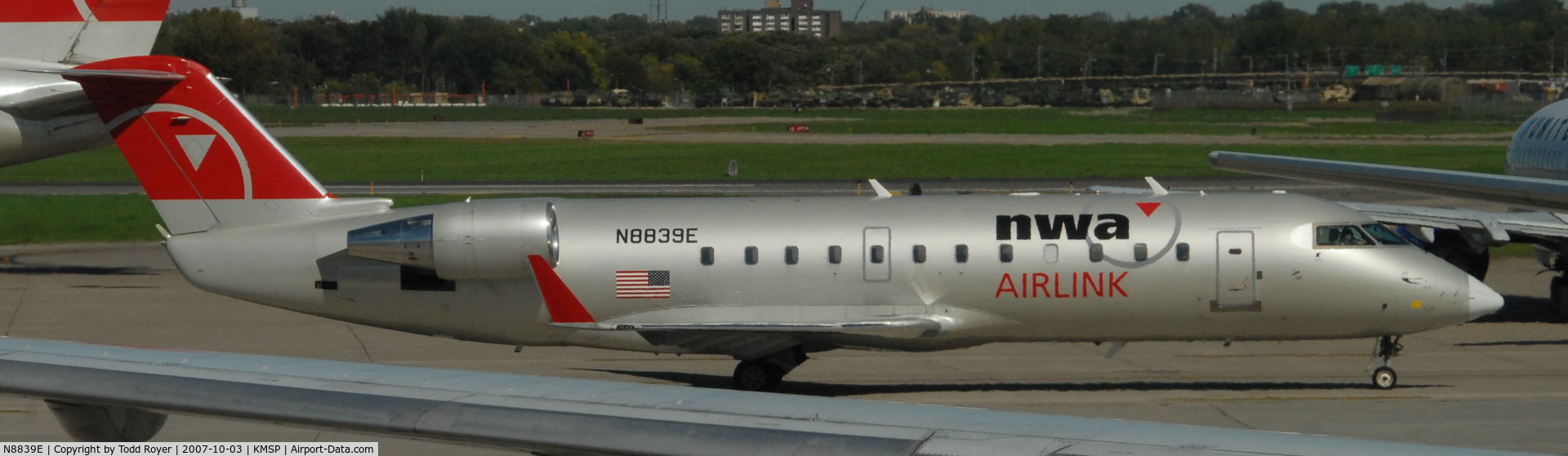 N8839E, 2003 Bombardier CRJ-440 (CL-600-2B19) C/N 7839, Taxi to gate