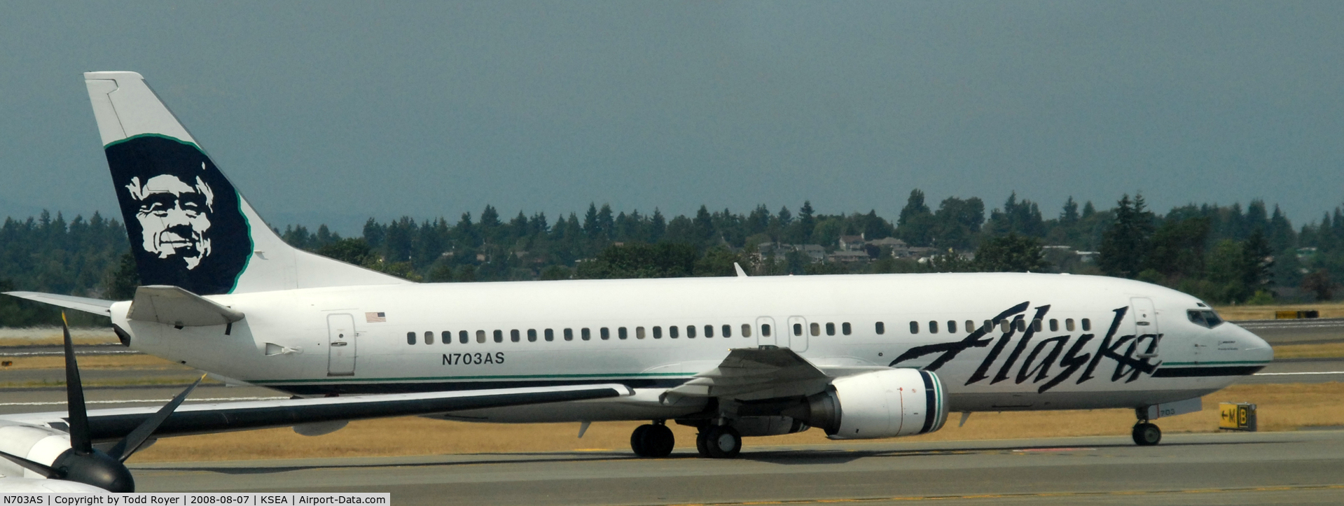 N703AS, 1998 Boeing 737-490 C/N 28893, Taxi to gate