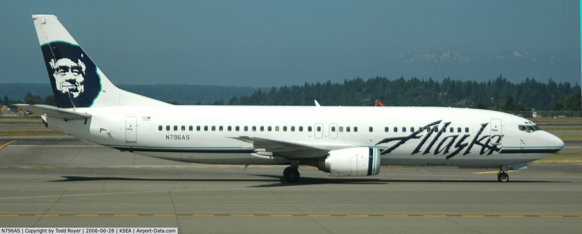 N796AS, 1998 Boeing 737-490 C/N 28891, Taxi to gate
