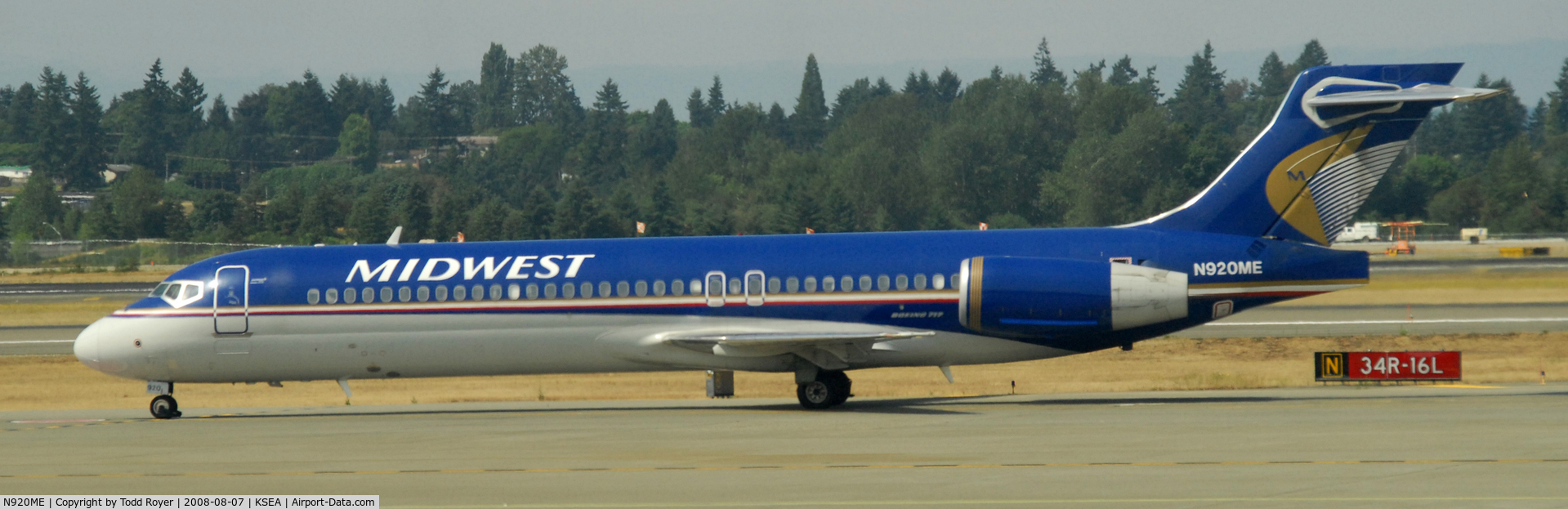 N920ME, 2004 Boeing 717-2BL C/N 55182, Taxi to gate