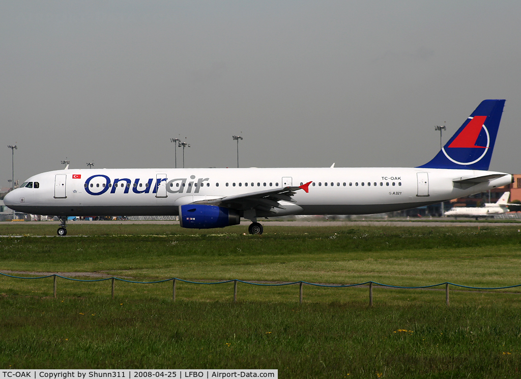 TC-OAK, 1999 Airbus A321-231 C/N 954, Lining up rwy 32R for departure...