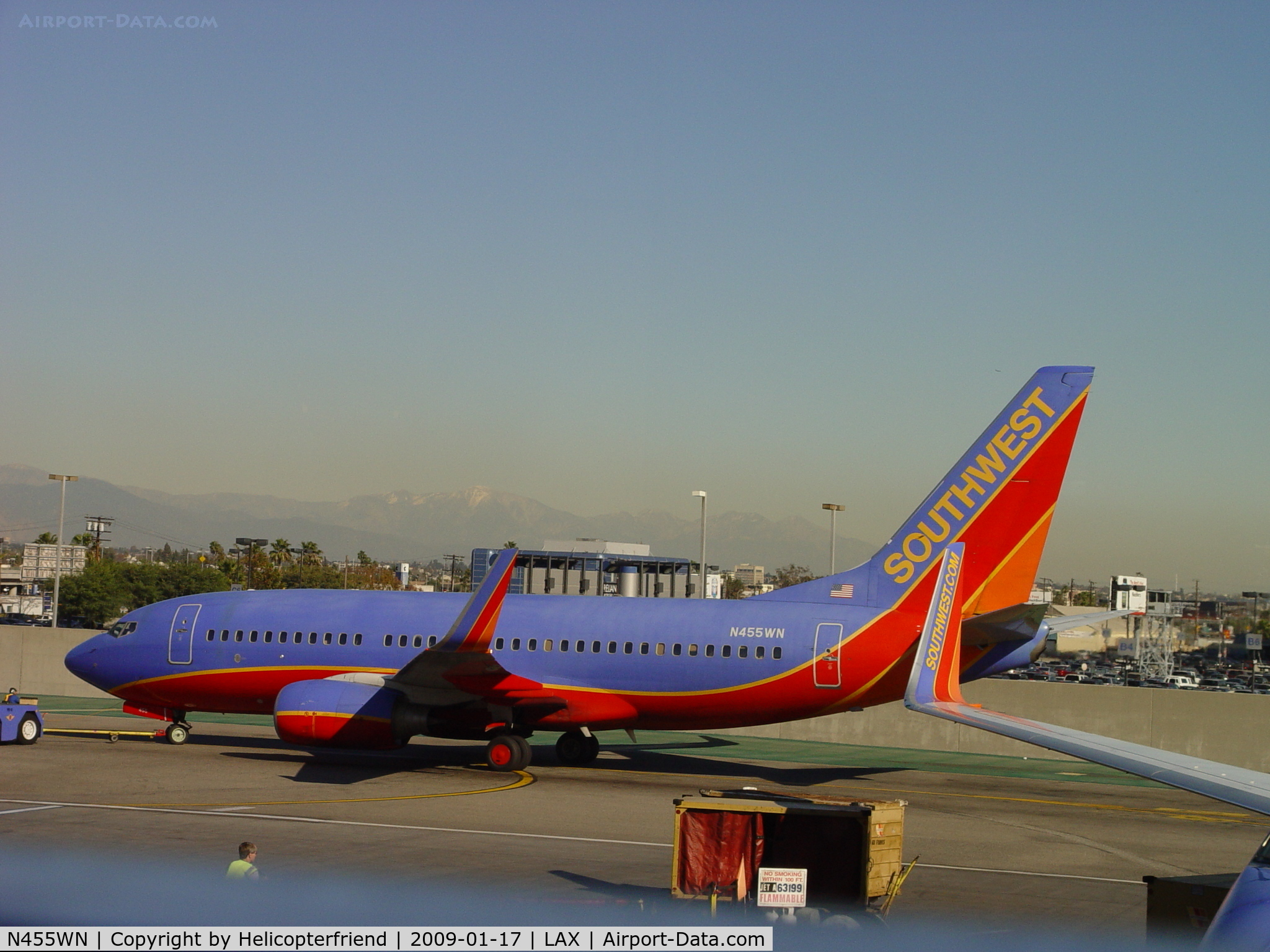 N455WN, 2004 Boeing 737-7H4 C/N 32462, Being pushed back at LAX