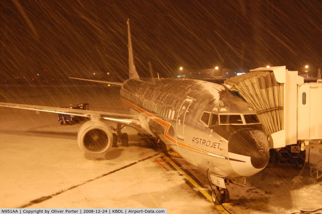 N951AA, 2000 Boeing 737-823 C/N 29538, The Astrojet, operating our flight AA1653 BDL-MIA, sits at gate B5 in a brief snow squall.
