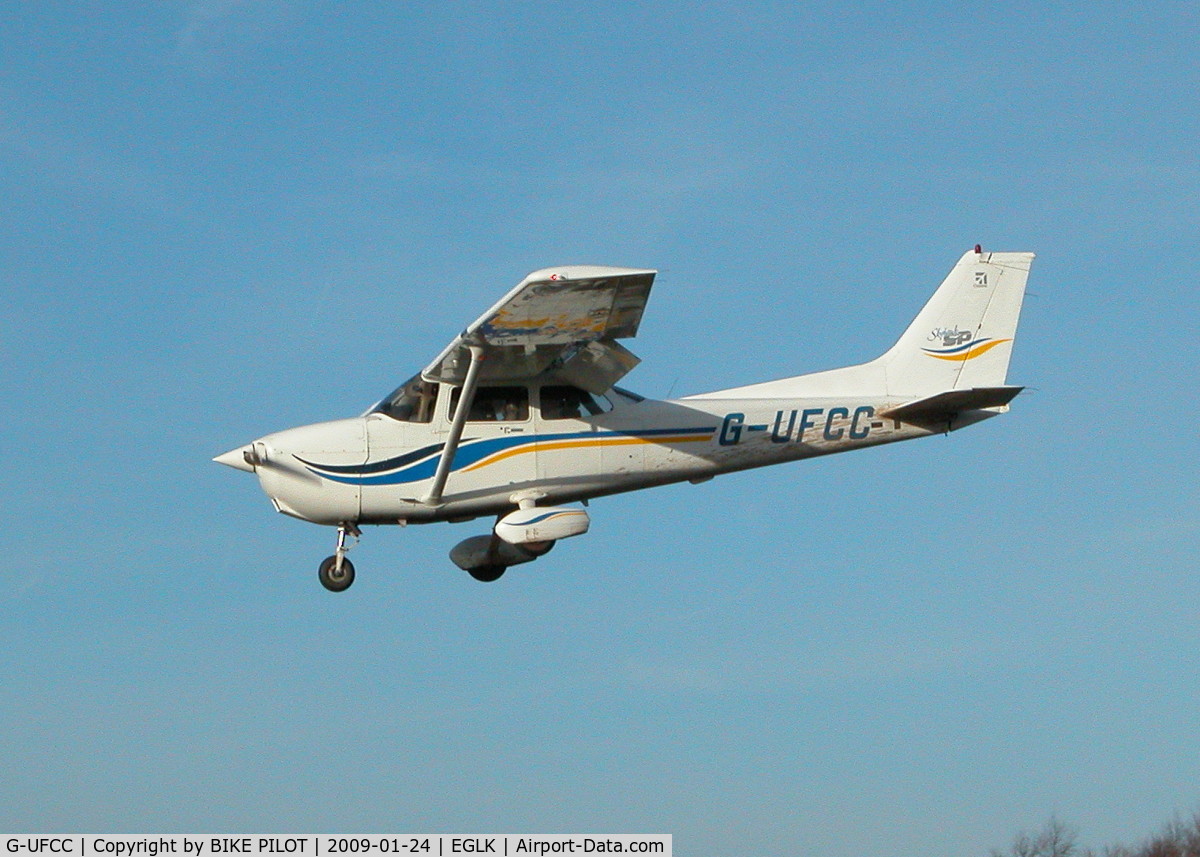 G-UFCC, 2000 Cessna 172S C/N 172S8611, FINALS FOR RWY 25, LOOKING A BIT MUDDY