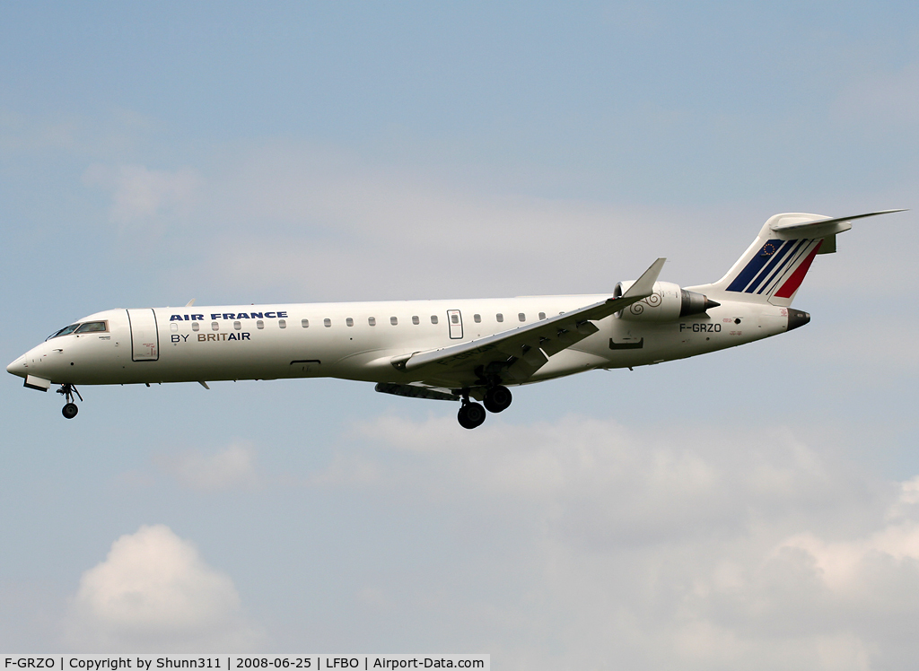 F-GRZO, 2007 Canadair CRJ-700 (CL-600-2C10) Regional Jet C/N 10265, Landing rwy 32L