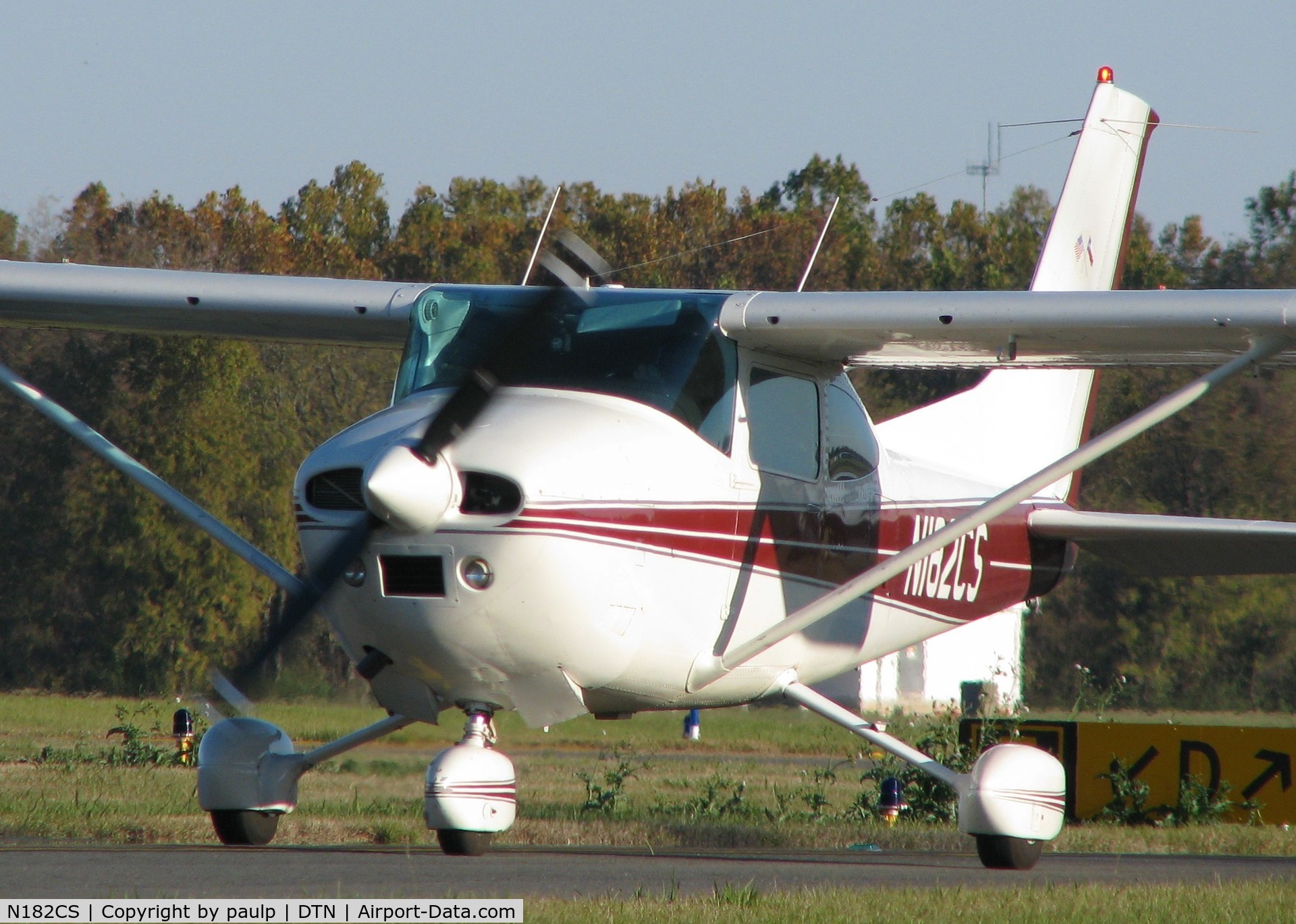 N182CS, 1977 Cessna 182Q Skylane C/N 18265579, Taxiing at the Downtown Shreveport airport.