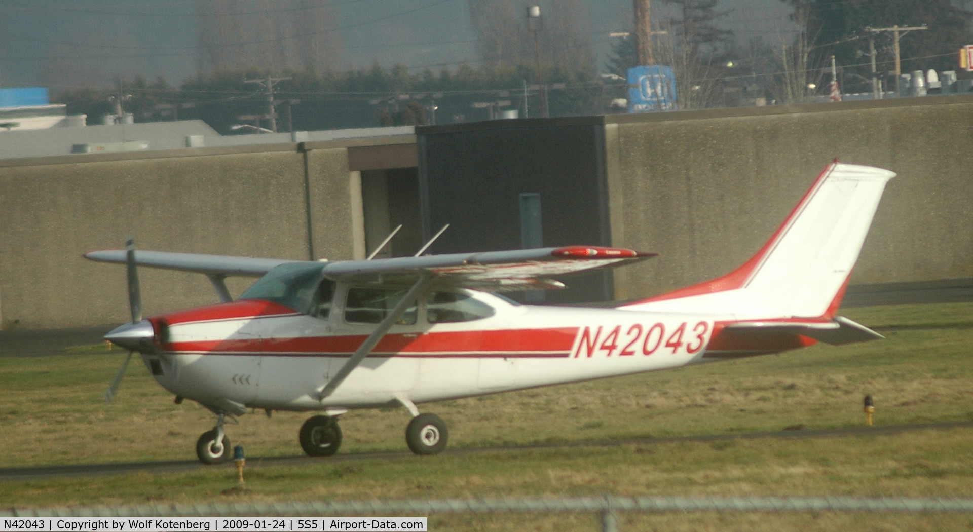 N42043, 1968 Cessna 182L Skylane C/N 18258827, ready for T/O