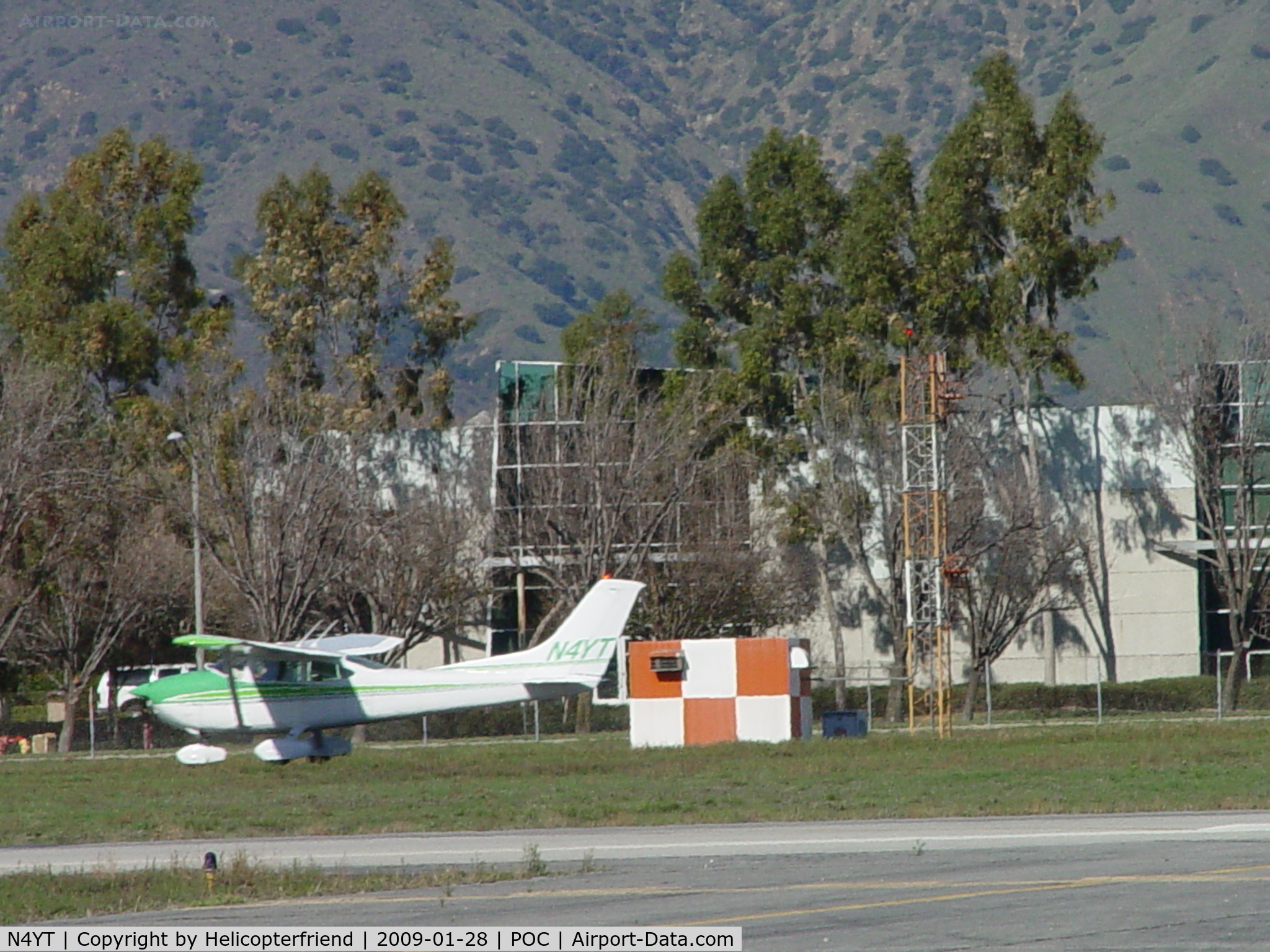 N4YT, 1979 Cessna 182Q Skylane C/N 18267185, Landing on 26R at Brackett