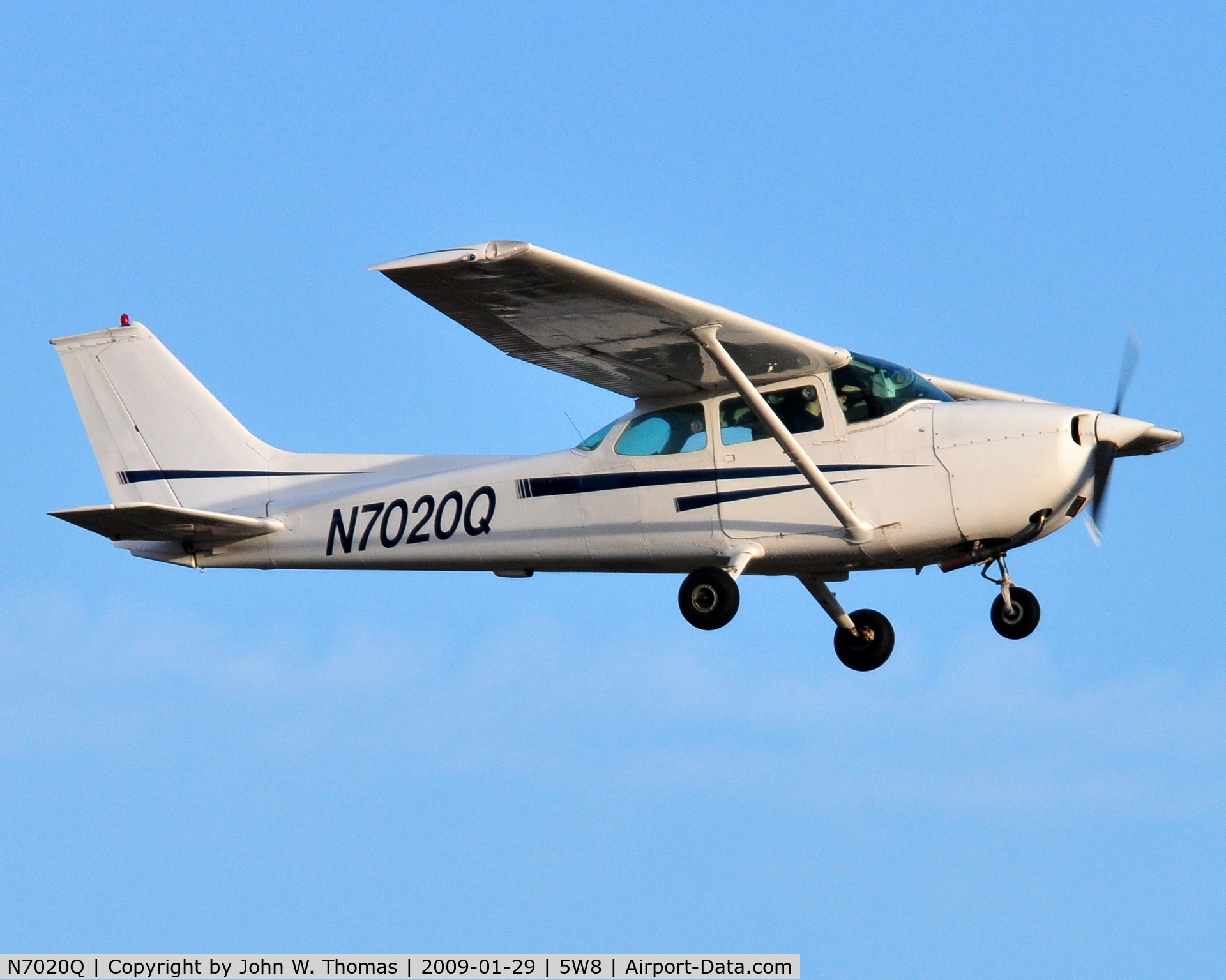 N7020Q, 1971 Cessna 172L C/N 17260320, Departing runway 22