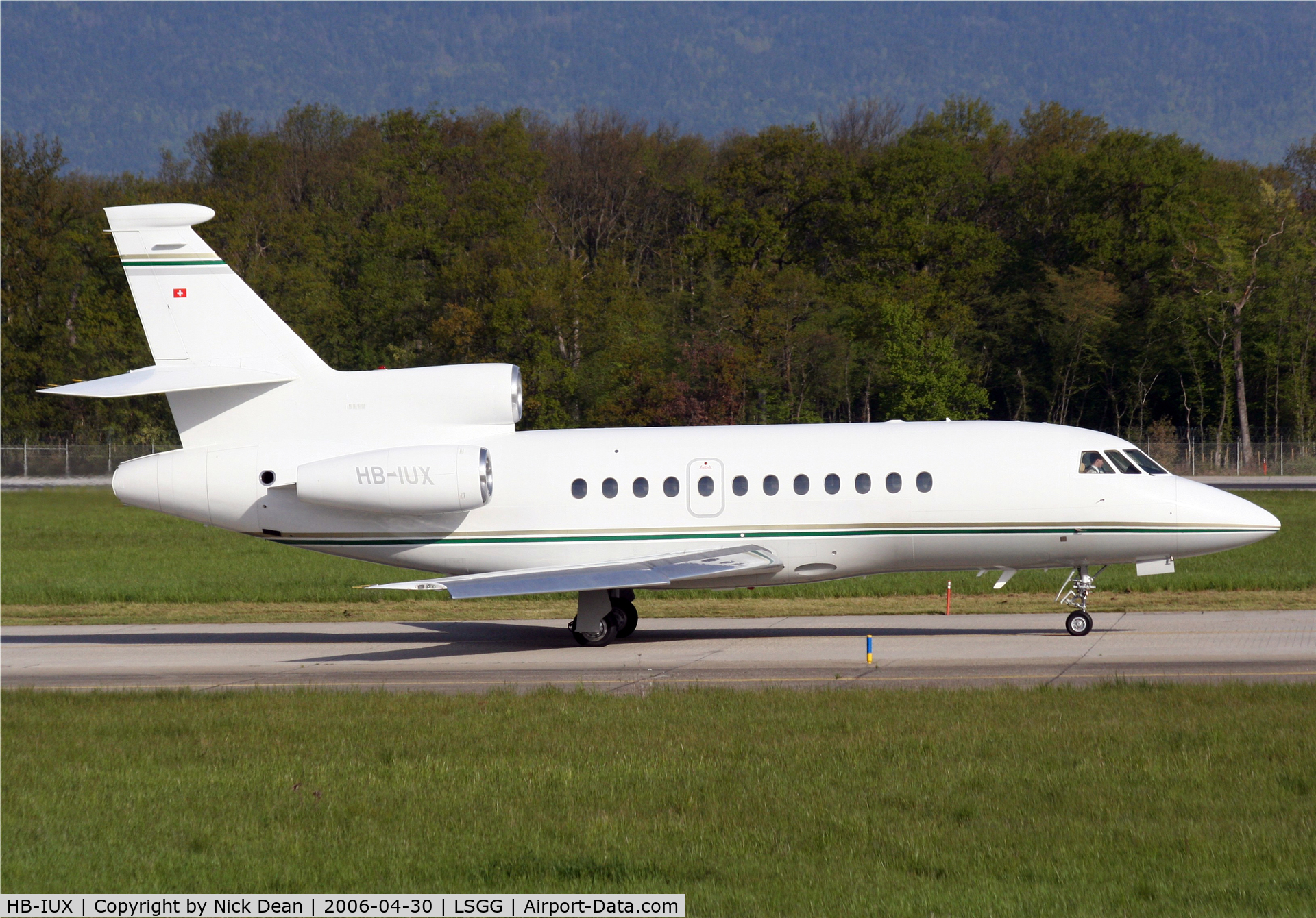 HB-IUX, 1999 Dassault Falcon 900EX C/N 54, LSGG