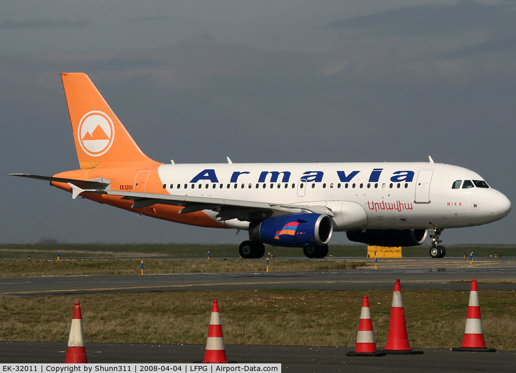 EK-32011, 2004 Airbus A319-132 C/N 2277, Rolling for departure...