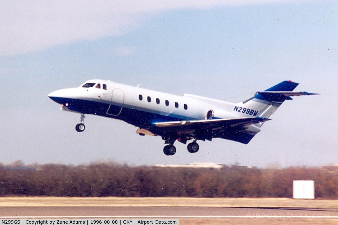 N299GS, 1974 Beechcraft-Hawker BH-125-600A C/N 256046, Registered as N299BW - Departing Arlington Municipal
