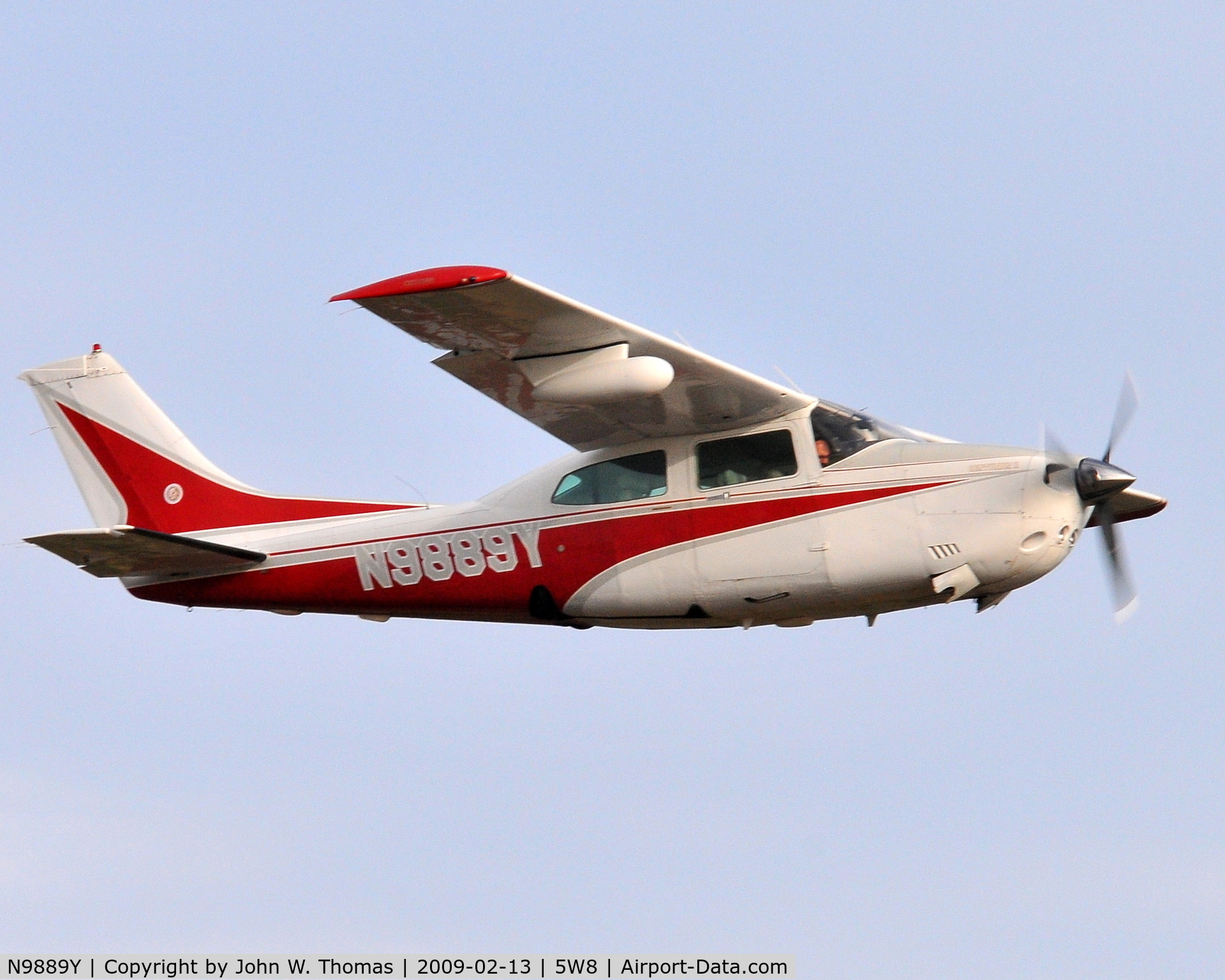 N9889Y, 1981 Cessna 210N Centurion C/N 21064629, Departing runway 22